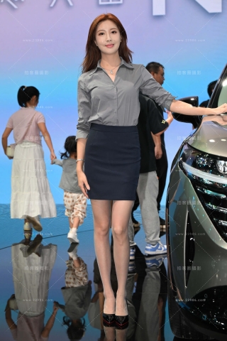 美丽大方的卖车美女【原图+视频】