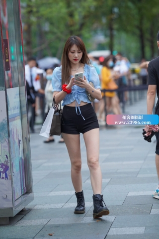 街拍短热牛小姐姐