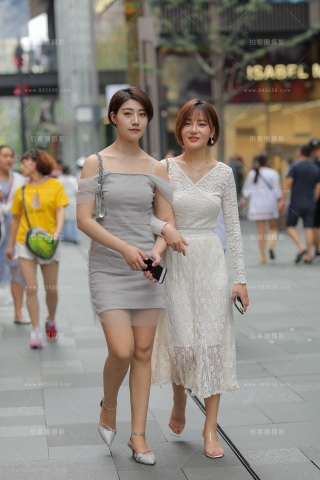 温婉的两美女 气质迷人