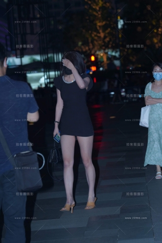 夜拍黑色包臀裙美女