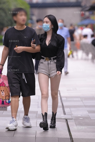 白皙美腿热裤美女