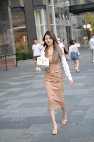 抓拍打电话的长裙小姐姐