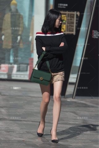 街拍丝袜美腿小姐姐