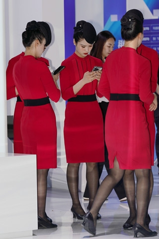 25空姐展会-西博会的川航火辣红色制服黑丝空姐（完整版）