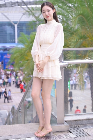 搭讪长得很乖的美腿小姐姐