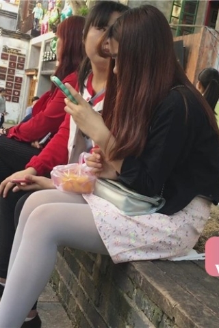 灰色丝袜美裙美腿小妹，实在诱人（视频版）