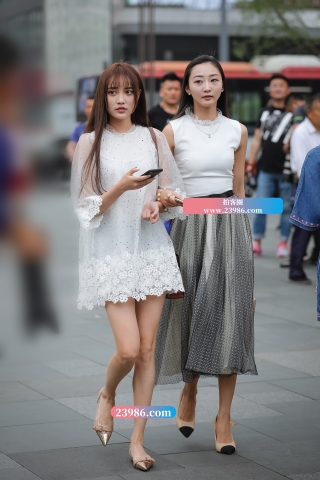 白衣天使-两位小姐姐真会穿