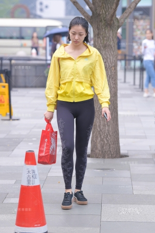 素颜de紧身裤小姐姐