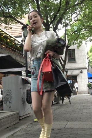 4K - 听电话的街拍牛仔裙美丽姑娘 [719 MB]（视频版）