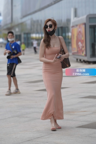 淡粉色裹身长裙