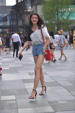 【视觉冲击赛贴】含羞的笑容，热裤大长腿小姐姐