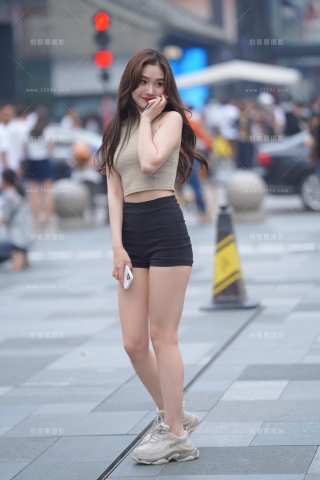 活泼可爱的美眉