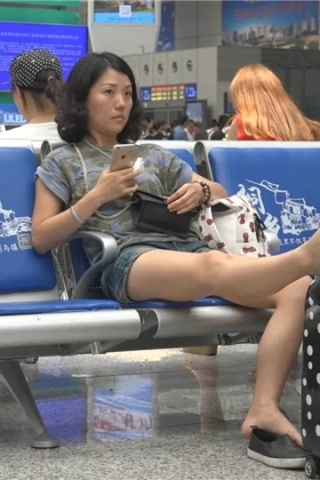 查看完整内容：把脚放到行李箱上的妹纸 [226 MB/WMV]（视频版） - 共8张图片