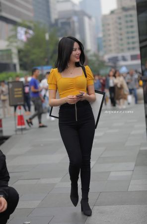 查看完整内容：街拍黑色紧身裤女子 - 共15张图片