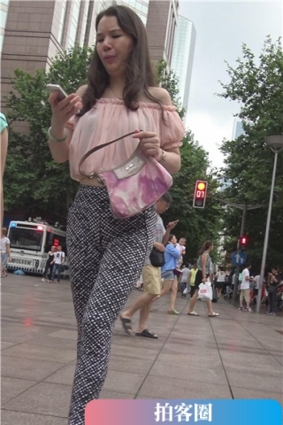 4k-露肩粉衣紧身裤熟女风韵犹存 [2.64 GB]（视频版）