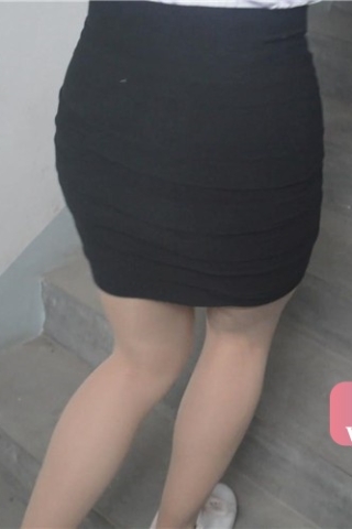 牛人把萝莉美女忽悠回家拍摄高跟丝足秀（视频版）