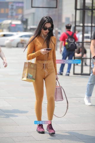 【凯恩赛帖】紧身装裹出迷人性感的身材