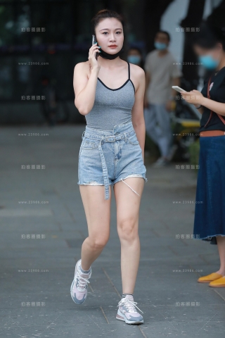 【玻璃街拍】丰满热裤小姐姐