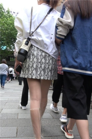 4K - 街拍短裙丝袜透明长靴美女 [988 MB/MP4]（视频版）