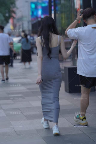 街拍灰色长裙美眉