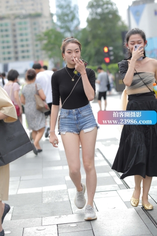 街拍运动鞋长腿小姐姐