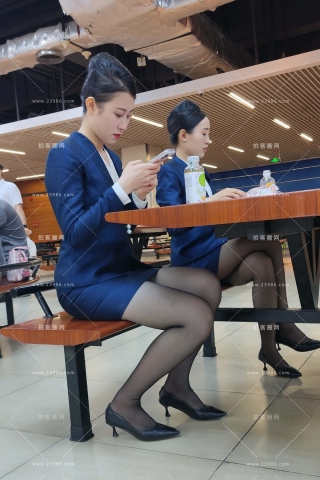 4k视频后台休息的黑丝物业案场形象身材俱佳（视频版）