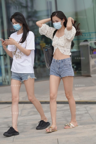 街拍牛仔热裤美眉