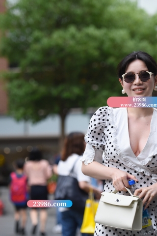 蹭拍斑点大开领