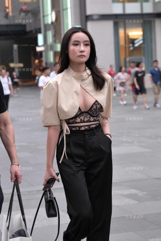 查看完整内容：霸气外泄的性感小姐姐 - 共14张图片