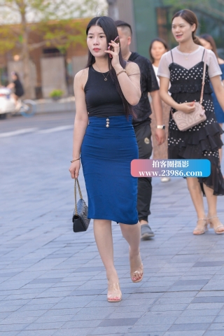 街拍蓝色半身裙美少F