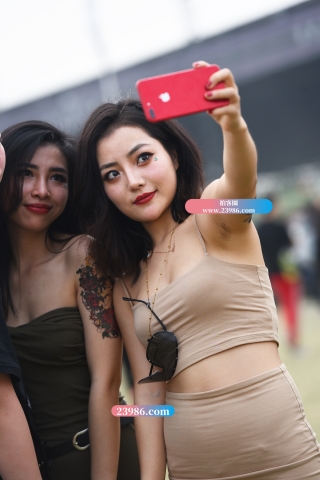 【咔喳赛贴】不断摇摆的紧身裙