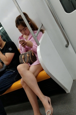 4K - 地铁上令人心动的粉色衬衫女孩 [961 MB/MP4]（视频版）