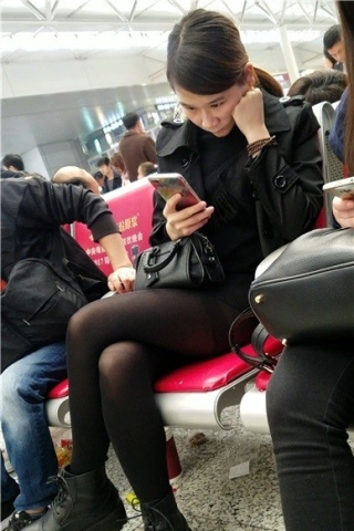 查看完整内容：4k-候车室黑丝美眉玩手机入迷（视频版） - 共8张图片
