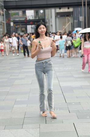 查看完整内容：这小姐姐真漂亮~ - 共24张图片