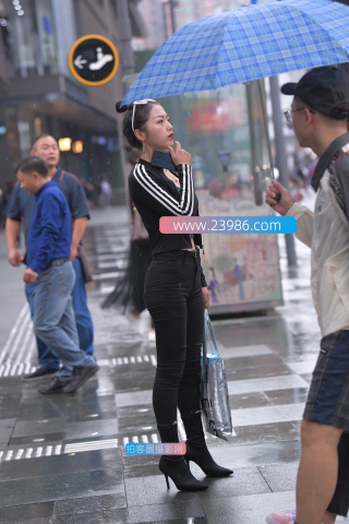 【街拍之魂赛帖】雨中的紧身黑裤
