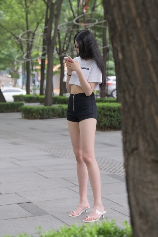 黑色热裤美腿美女【原图+视频】