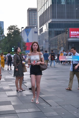 街拍黑色热牛小美妞