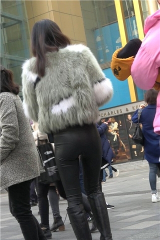 黑色皮靴街拍紧身皮裤美女 [632 MB]（视频版）