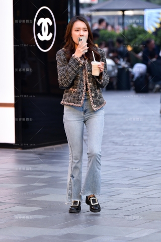 ★浅色牛仔裤美女