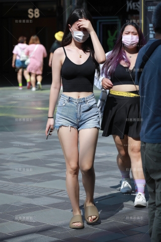 【玻璃街拍】阳光下的热裤小妹