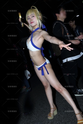 拿着长剑的比基尼Coser