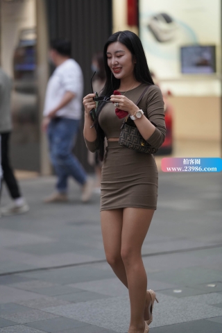 查看完整内容：性感的铆钉高跟美女 - 共20张图片