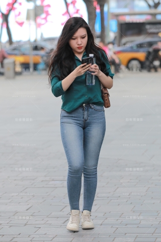 性感紧身蓝牛仔裤