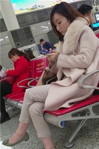 查看完整内容：4k-玩手机的尖嘴高跟鞋长腿颜值美女（视频版） - 共8张图片