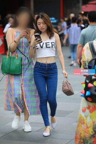 紧身裤 走起路来更有韵味