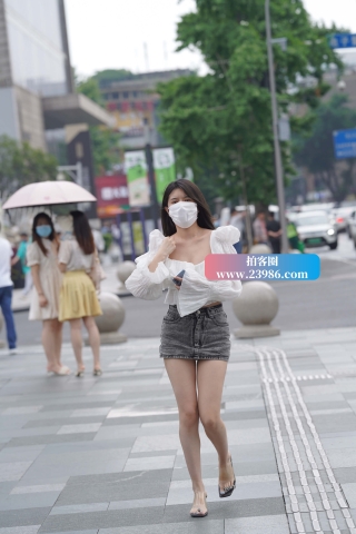 街拍灰色牛仔短裙美眉