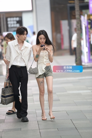 街拍热裤凉高跟长腿美眉
