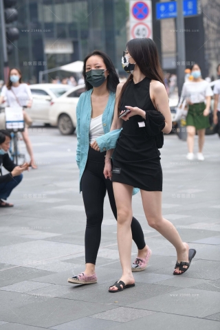 街拍黑色短裙小妞