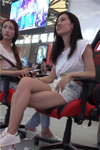 查看完整内容：4K 青春气息热裤网红小姐姐 [1.36 GB]（视频版） - 共6张图片