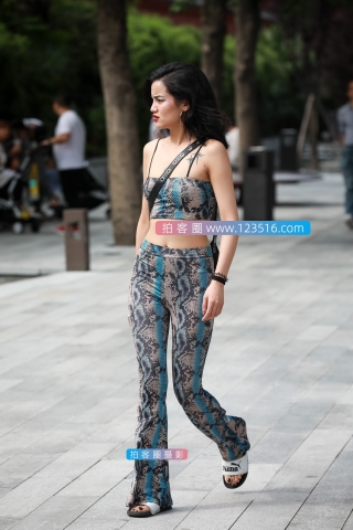 【凯恩赛帖】紧身露脐小背心美女赚足了回头率